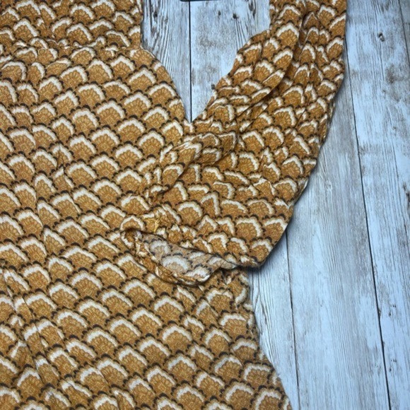 Forever 21 Mustard Yellow Scale Pattern Lace Long Sleeve Romper Size Large - Picture 4 of 7